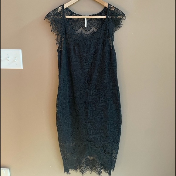 Free People Peekaboo Scalloped Lace Slip Dress in Black Size Small - Picture 5 of 10